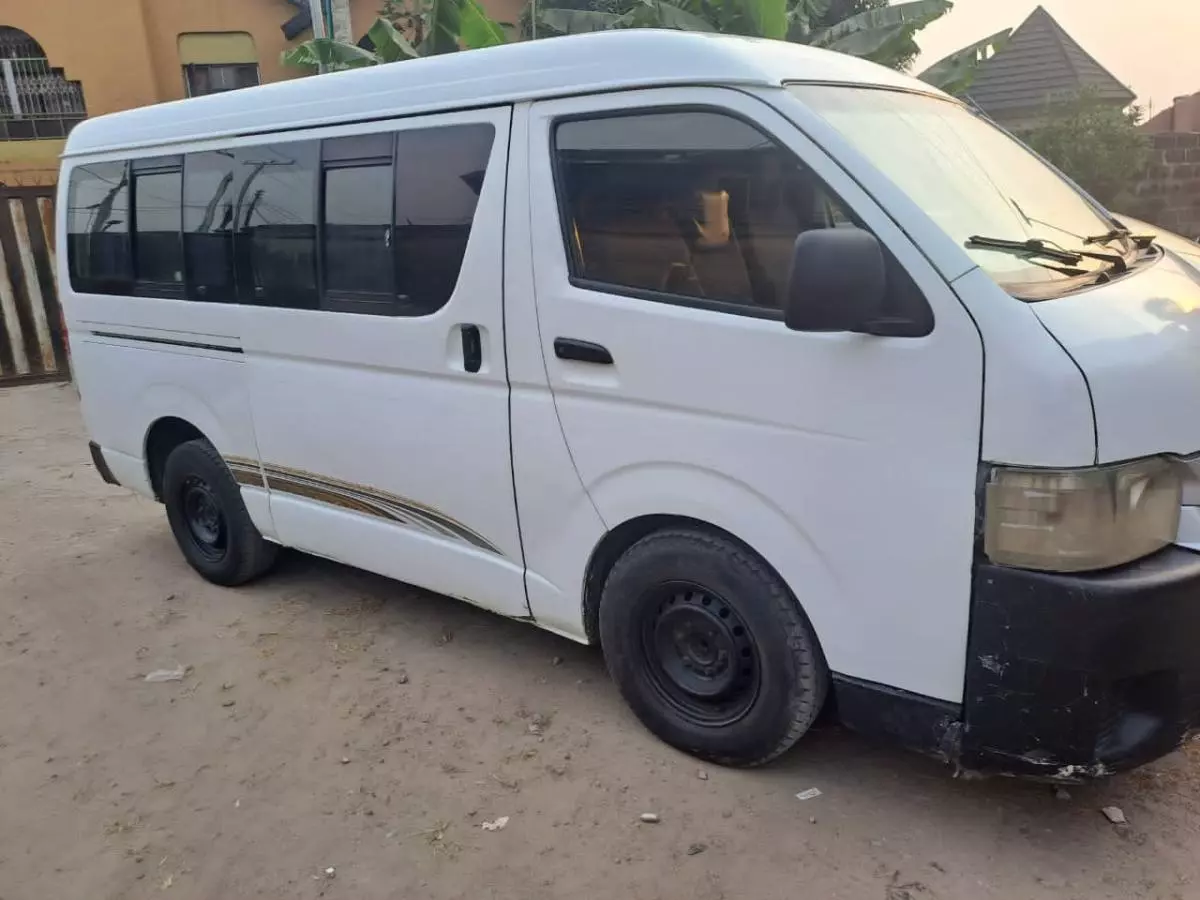 Toyota Hiace   - 2012