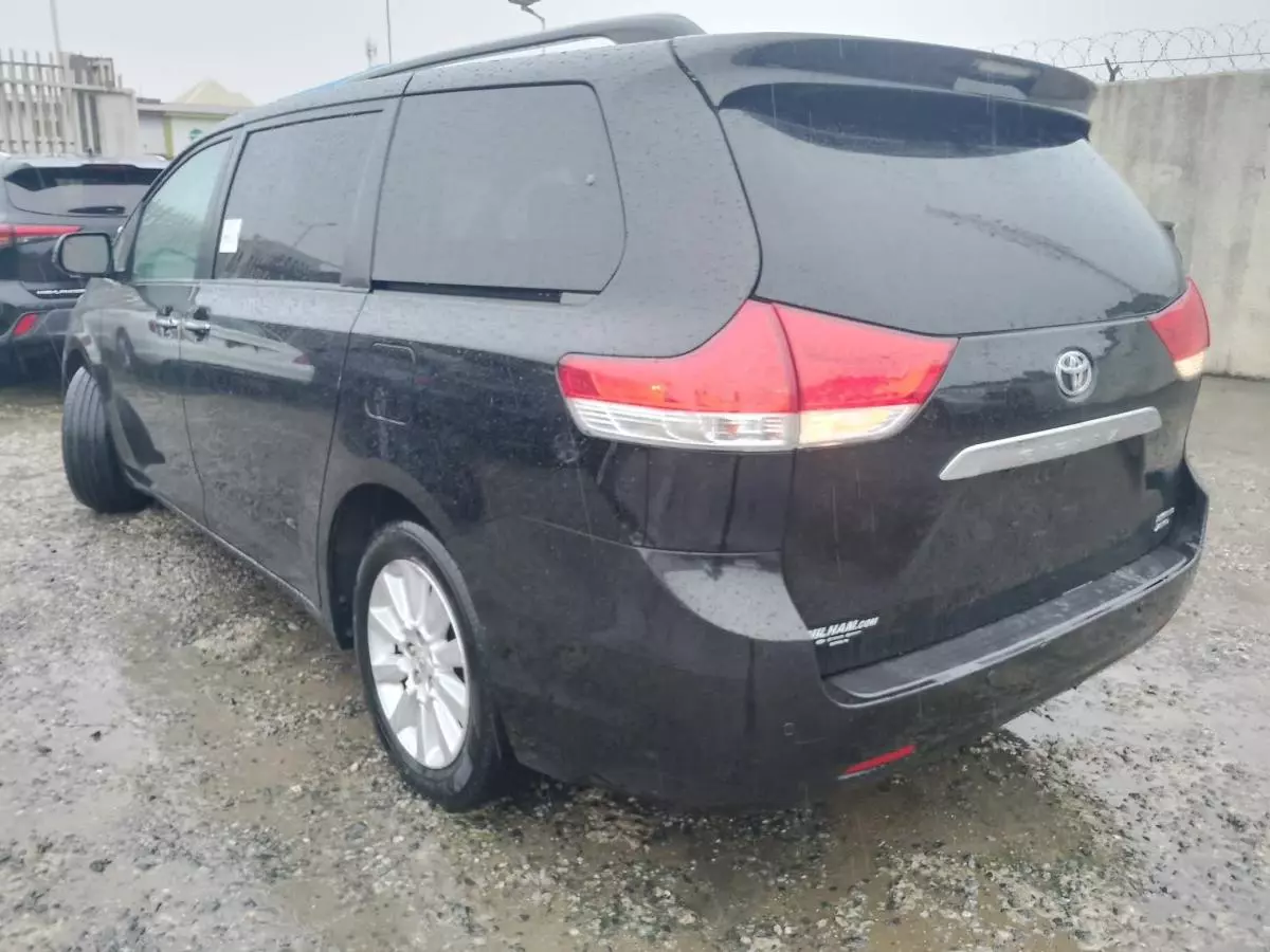 Toyota Sienna   - 2011