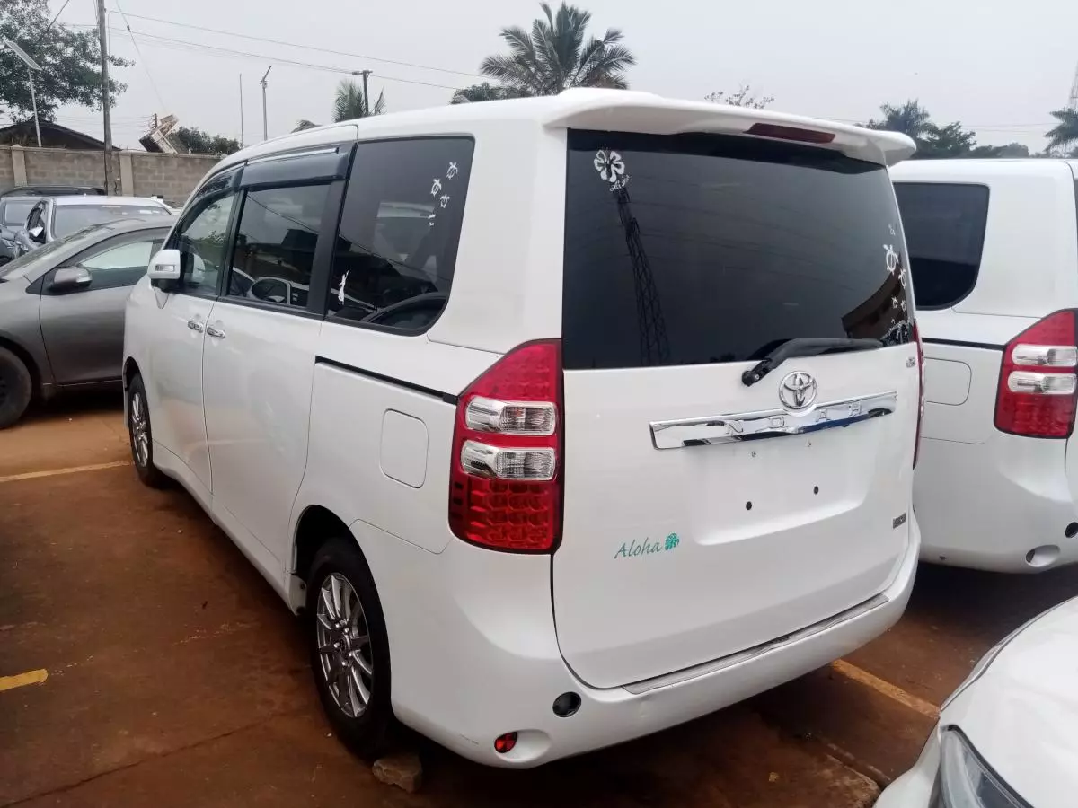 Toyota Noah   - 2012