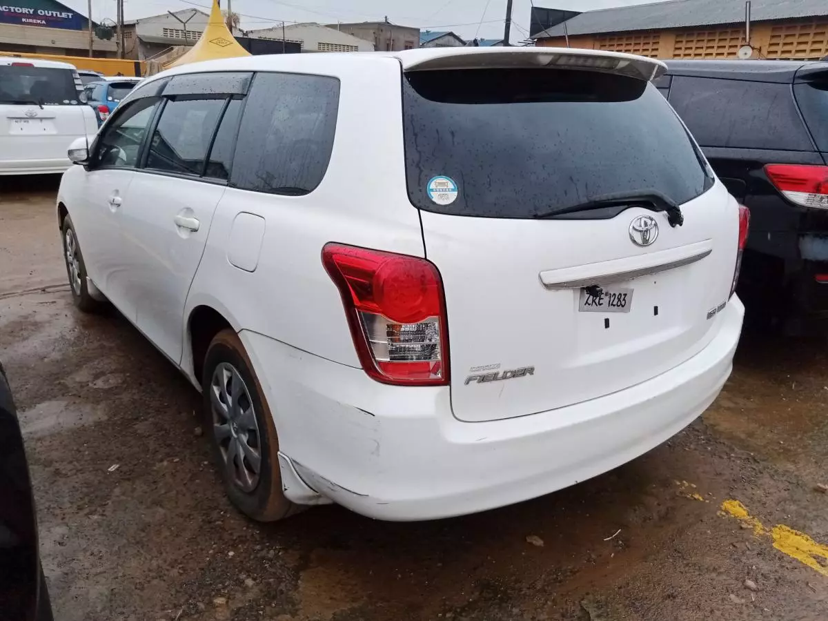 Toyota Fielder    - 2010