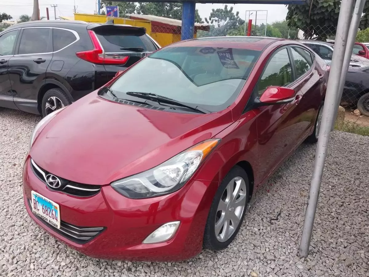 Hyundai Elantra   - 2012