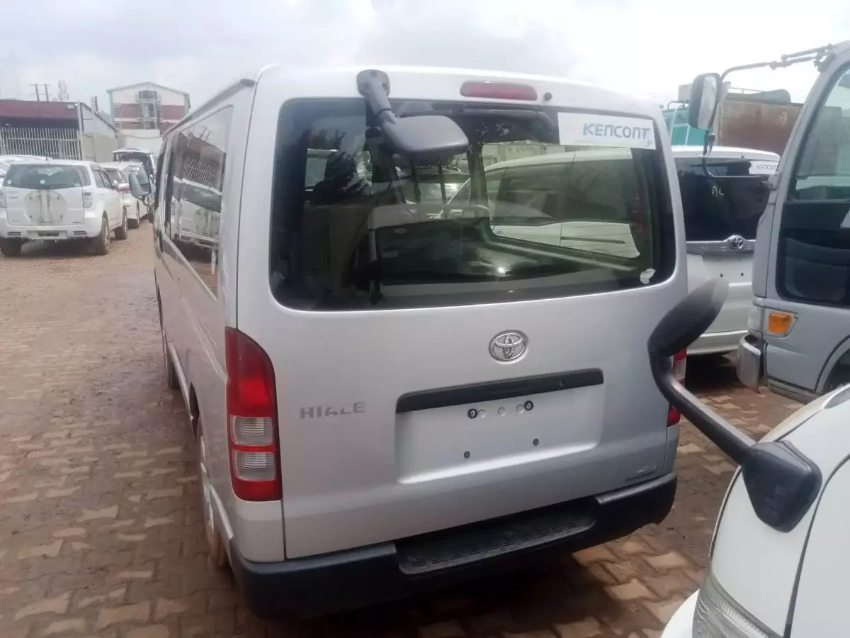 Toyota Hiace   - 2013