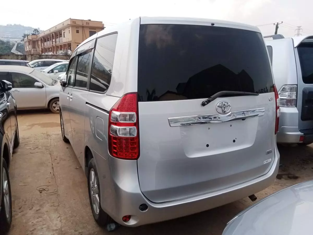 Toyota Noah   - 2012