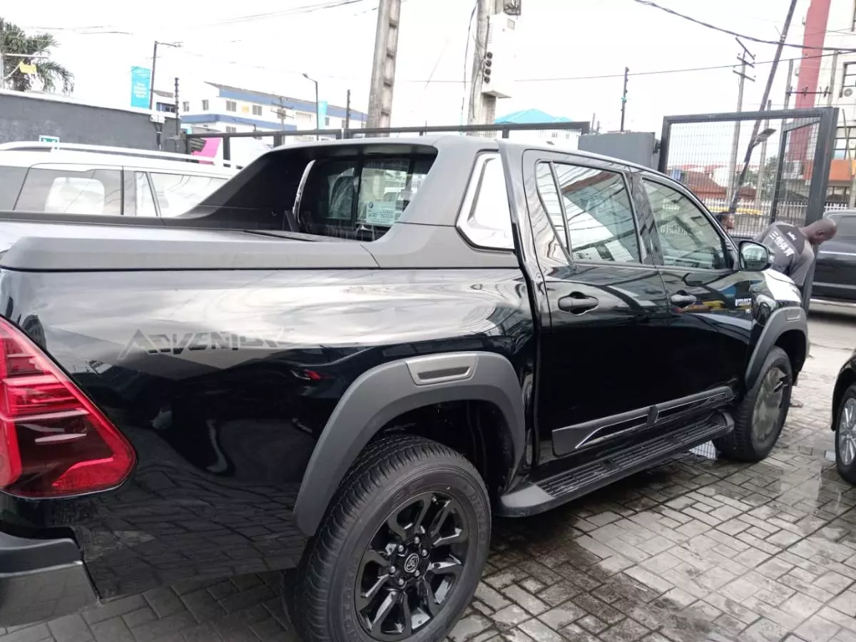 Toyota Hilux   - 2024