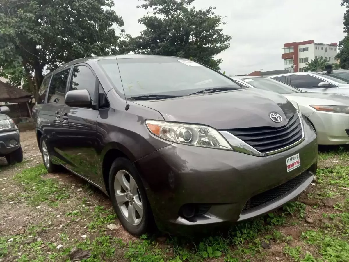 Toyota Sienna   - 2010