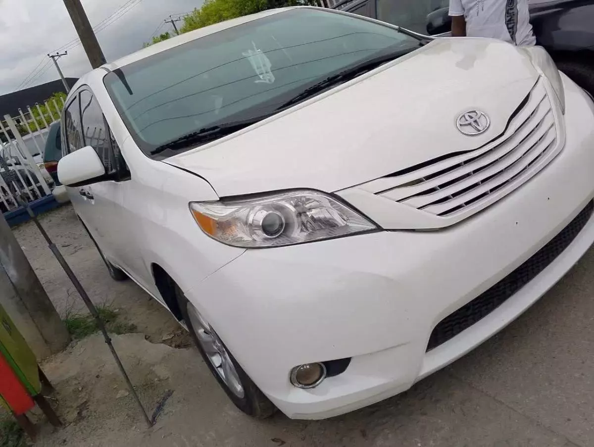 Toyota Sienna   - 2015