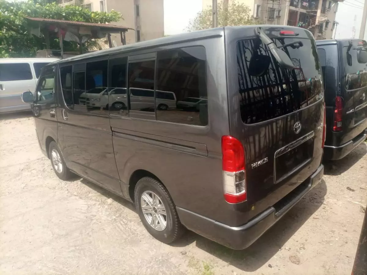 Toyota Hiace   - 2009