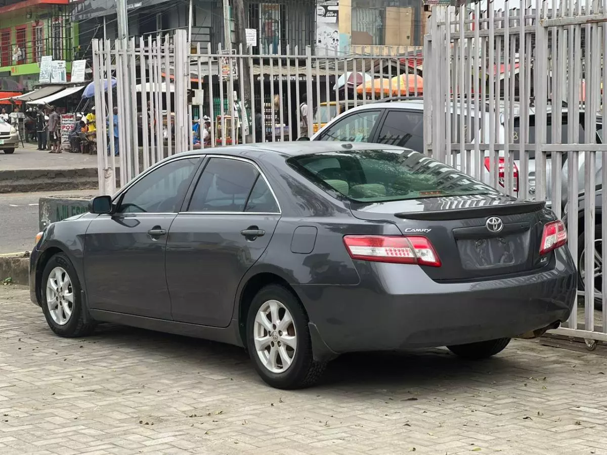 Toyota Camry   - 2011