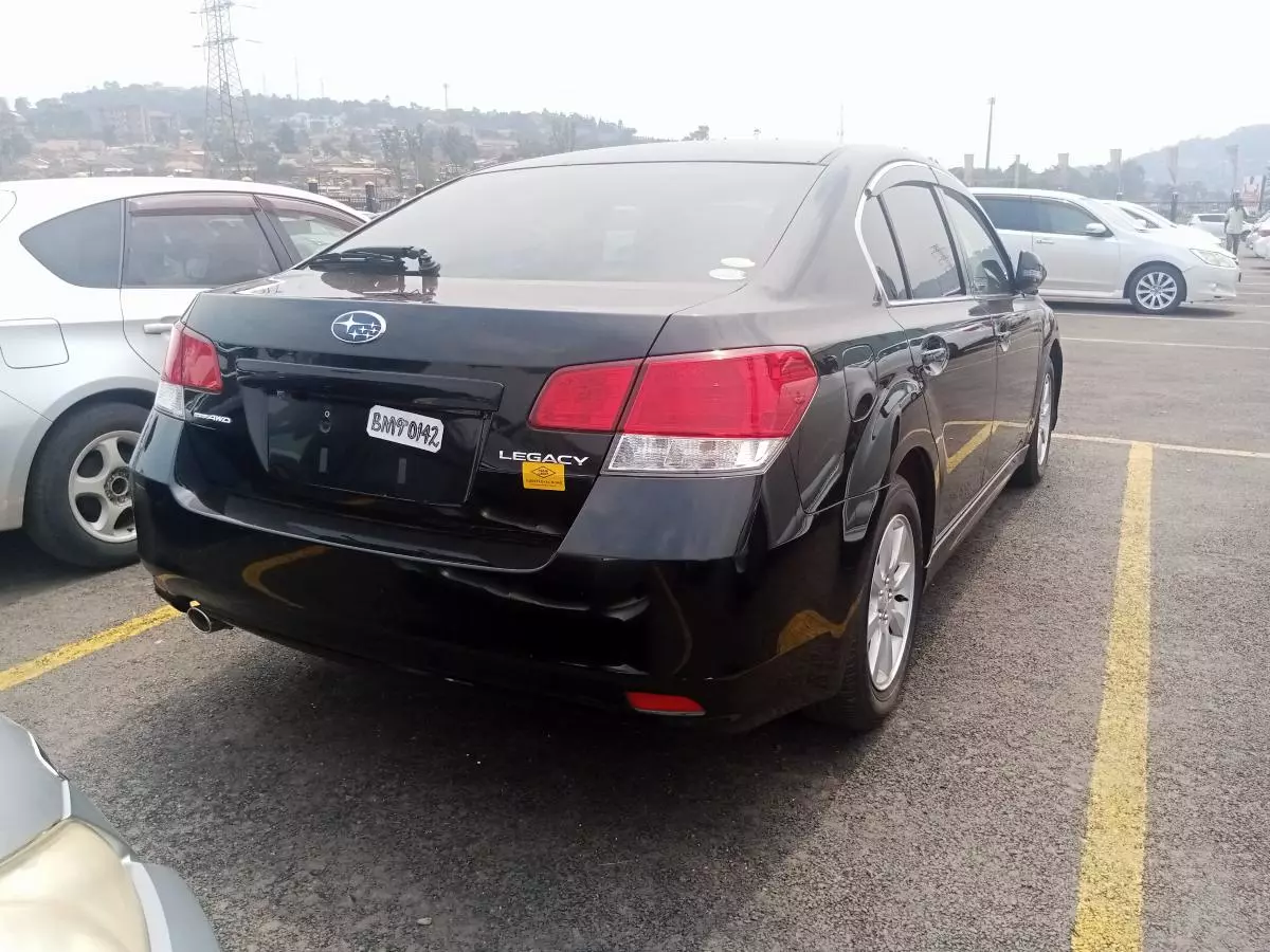 Subaru Legacy   - 2011