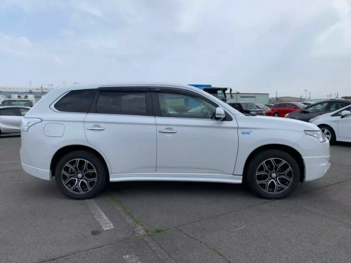 Mitsubishi Plug-in Hybrid Outlander - 2015