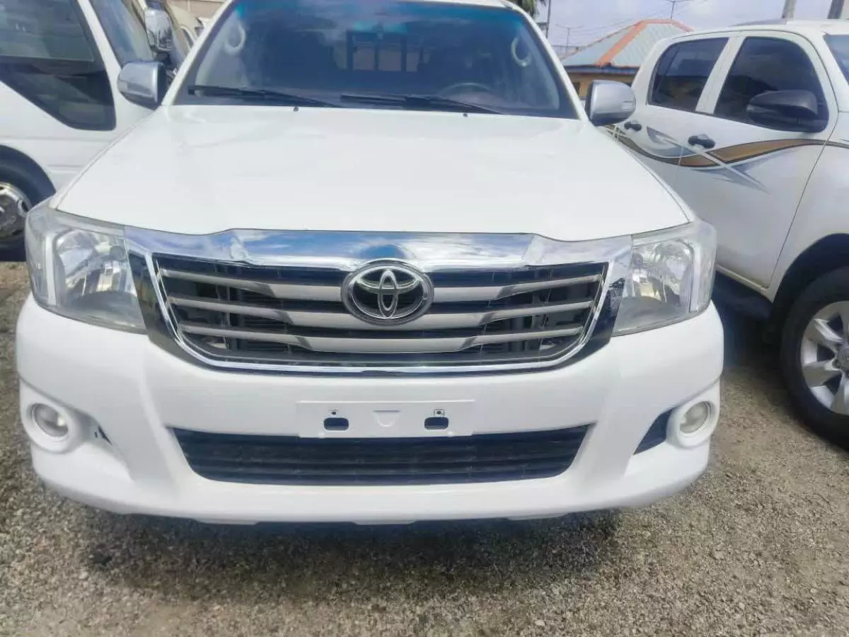 Toyota Hilux   - 2015