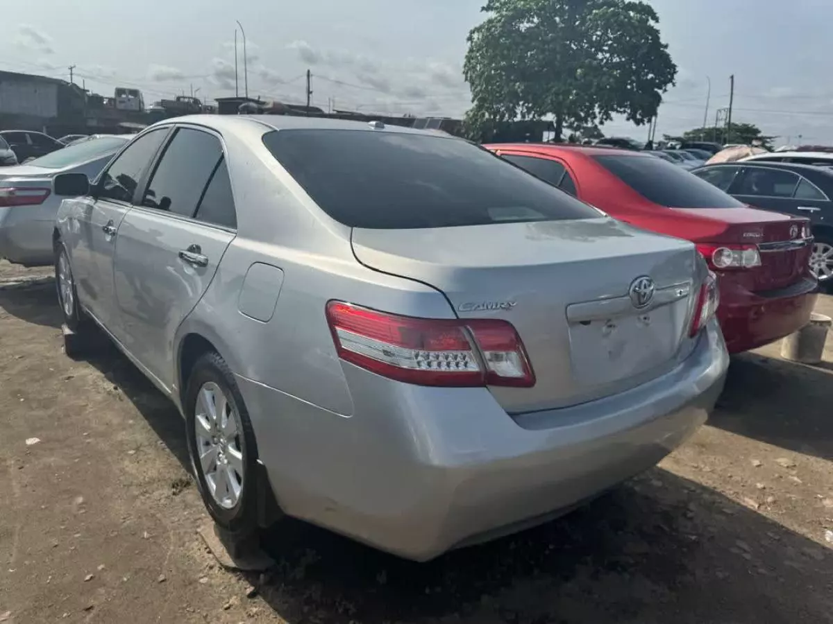 Toyota Camry   - 2011