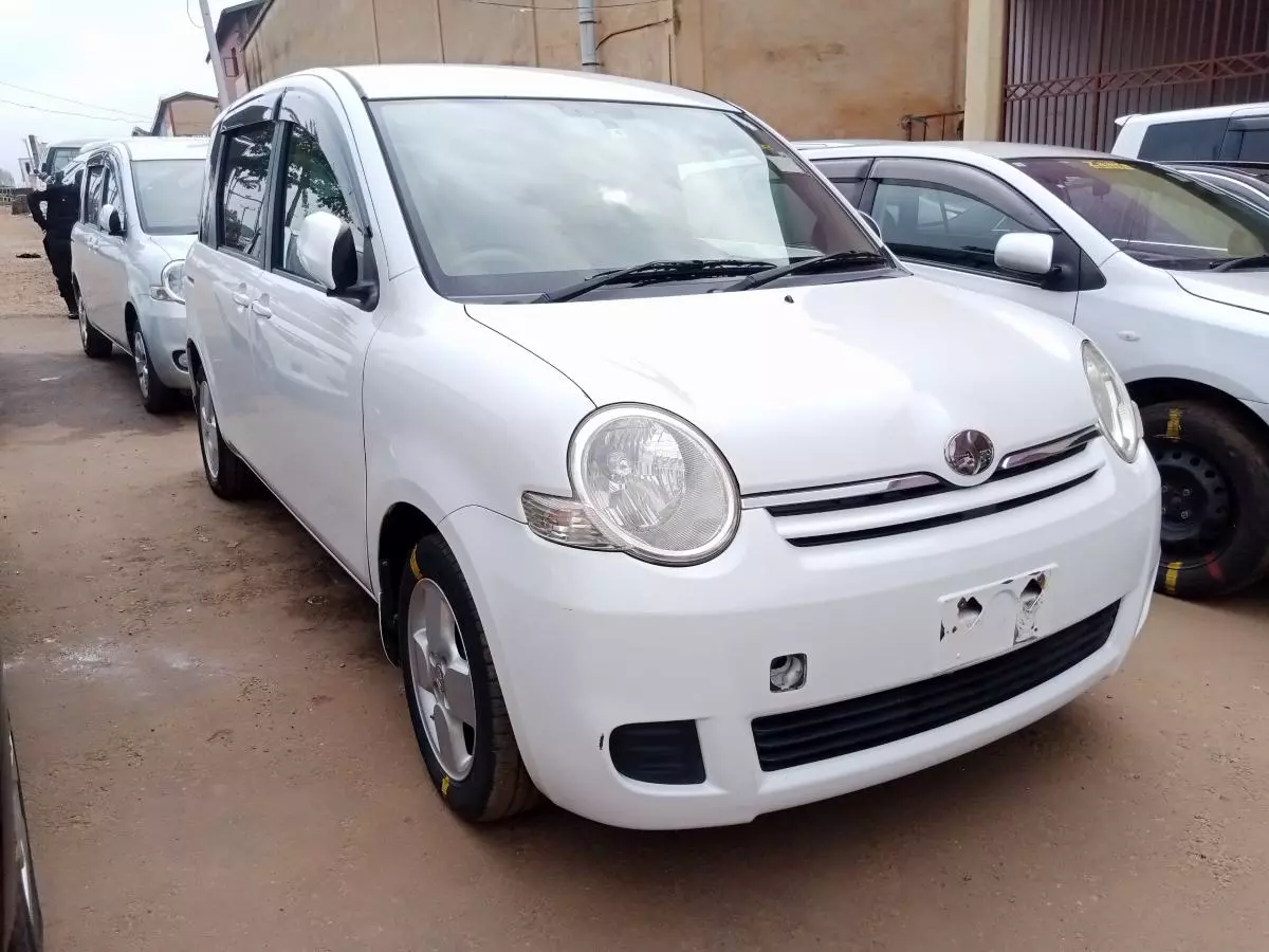 Toyota Sienta   - 2009