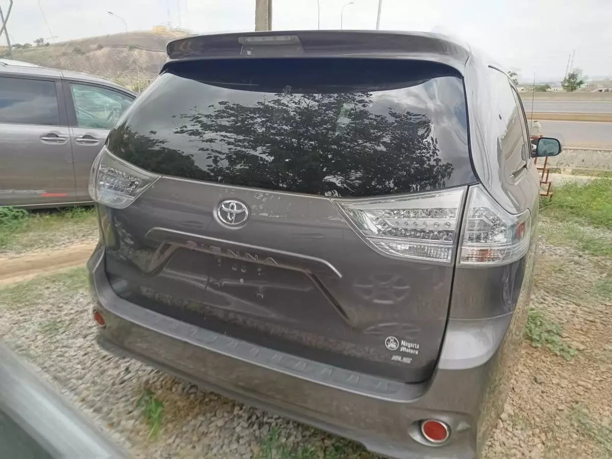 Toyota Sienna   - 2011