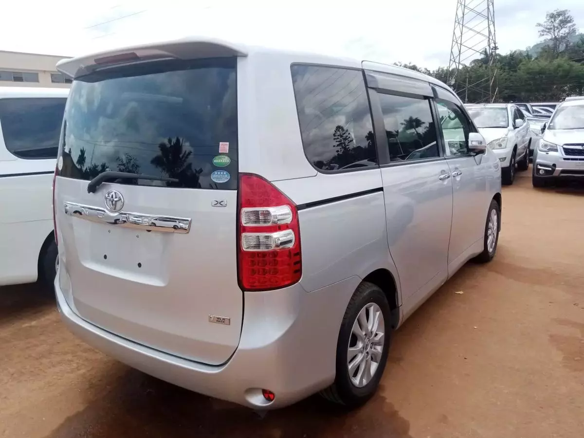 Toyota Noah   - 2011