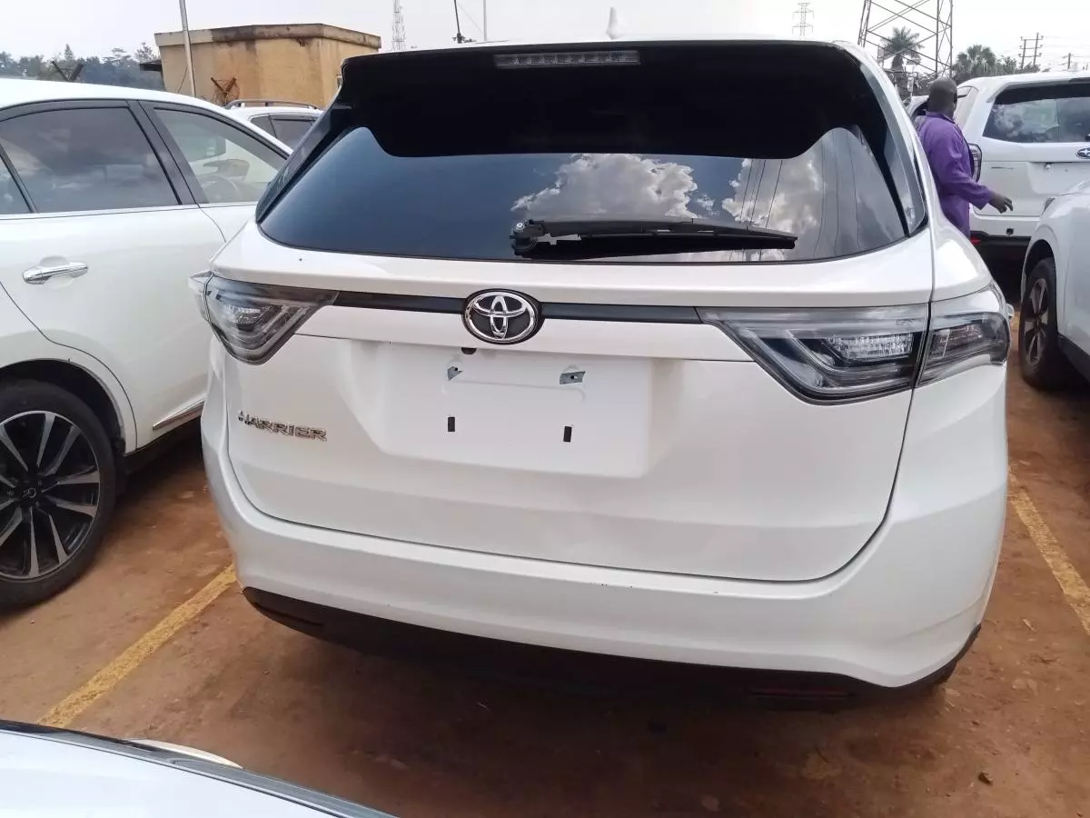 Toyota Harrier   - 2017