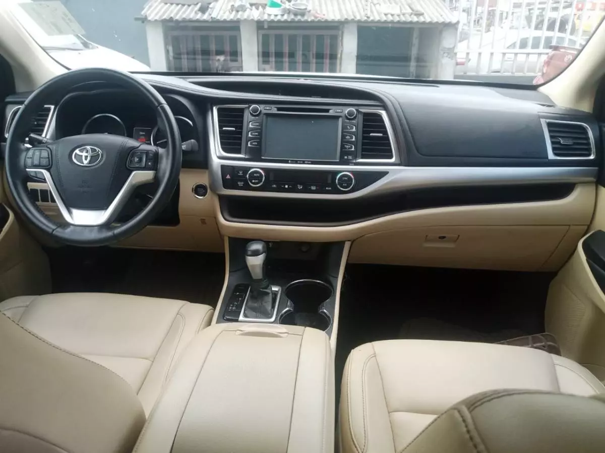 Toyota Highlander   - 2016