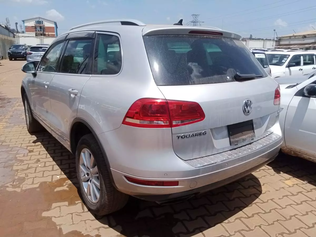 Volkswagen Touareg   - 2011