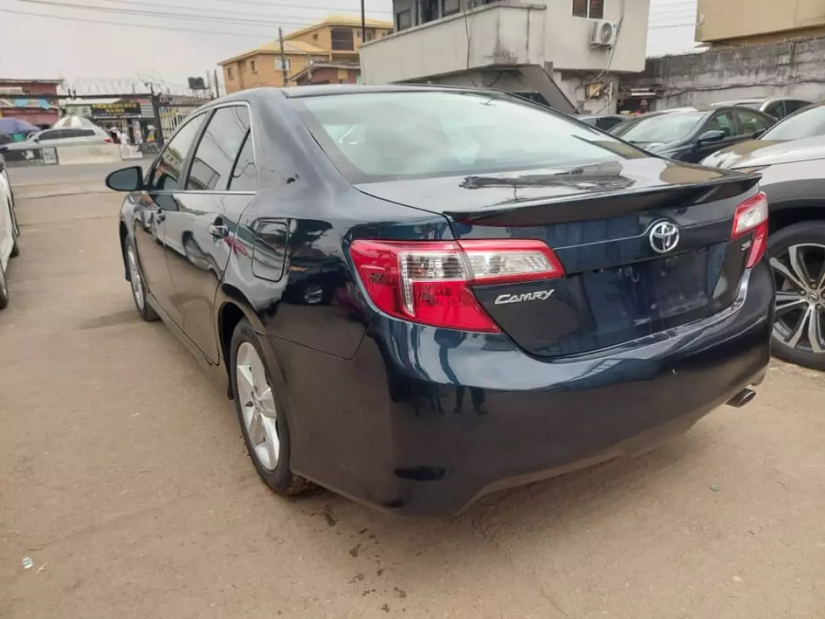 Toyota Camry   - 2014