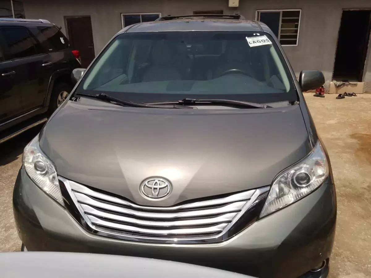 Toyota Sienna   - 2011