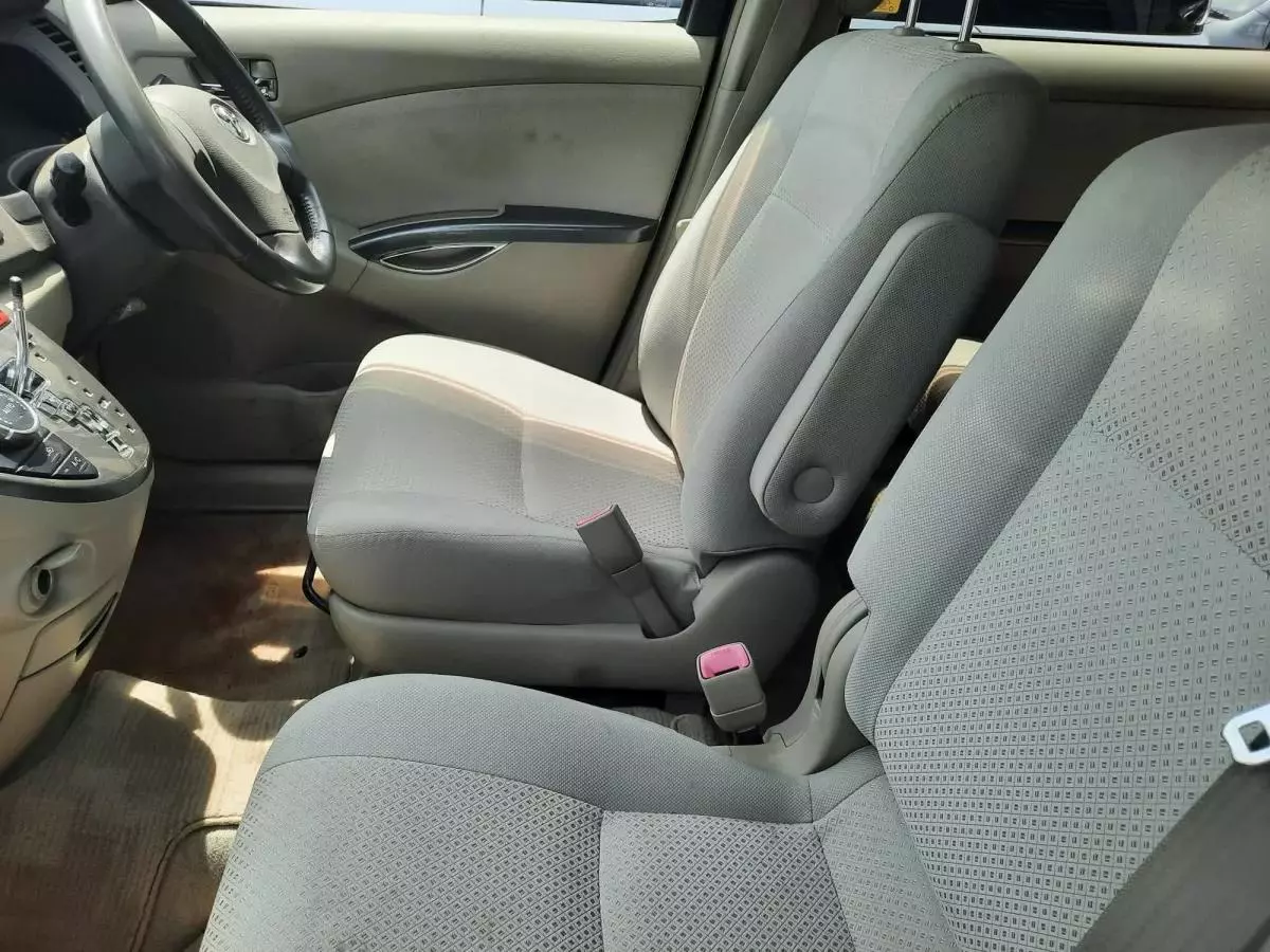 Toyota Isis  - 2009
