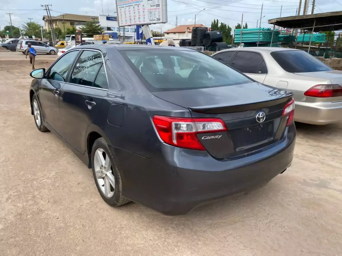 Toyota Camry   - 2012