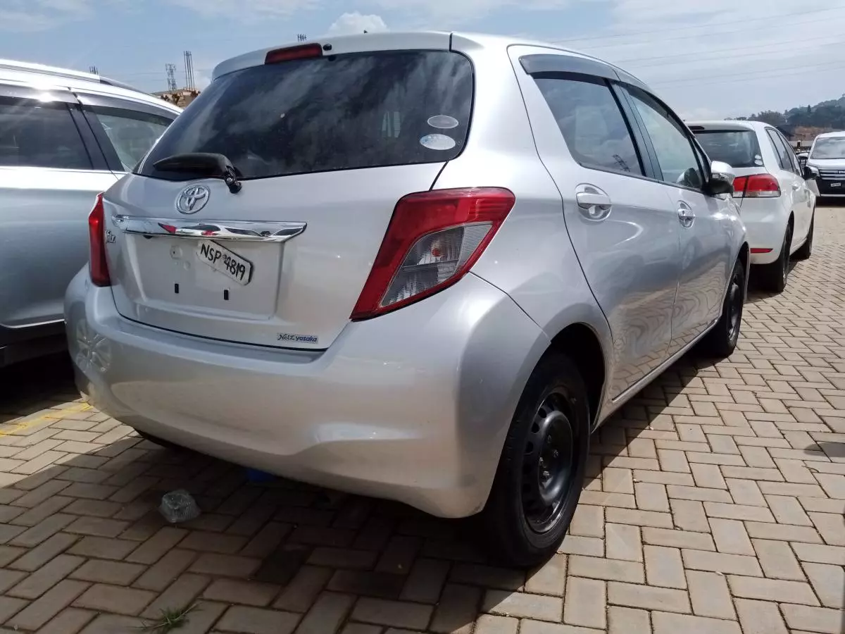 Toyota Vitz   - 2011