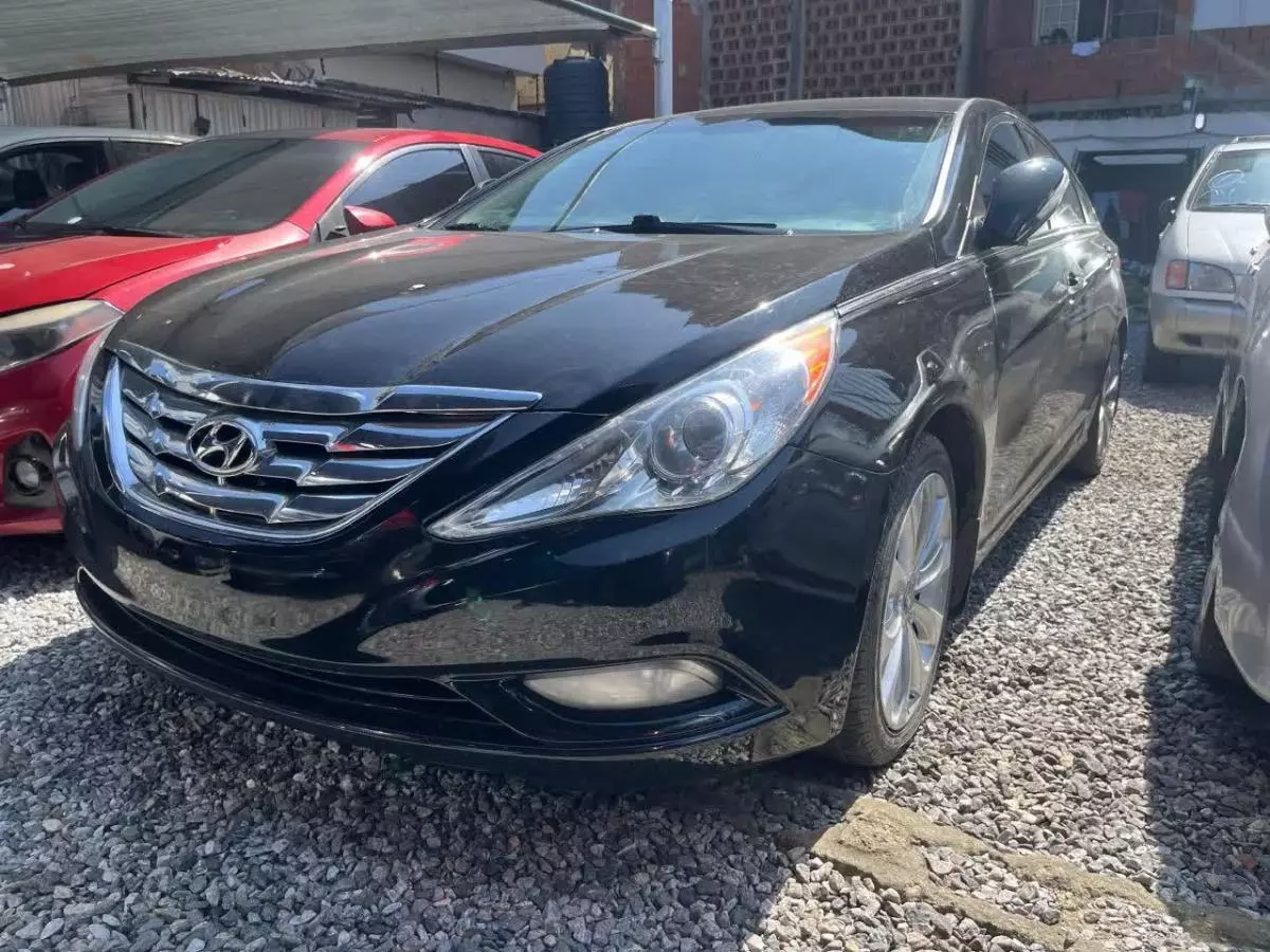 Hyundai Sonata   - 2011