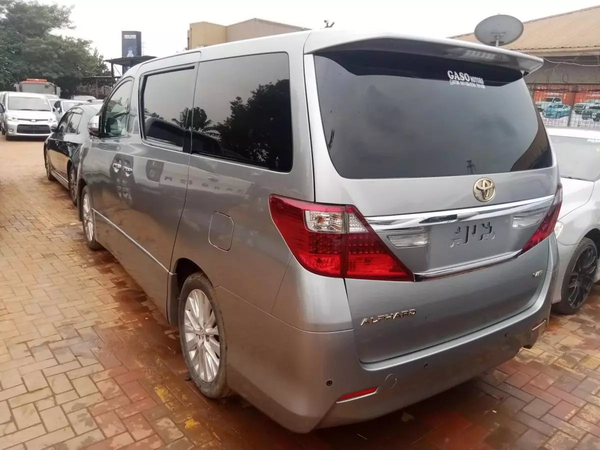 Toyota Alphard   - 2011