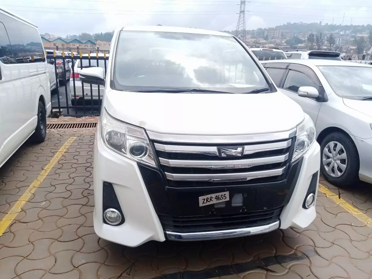 Toyota Noah   - 2015