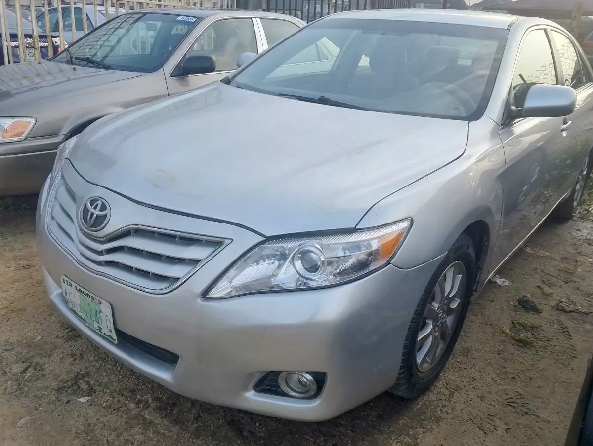 Toyota Camry   - 2010