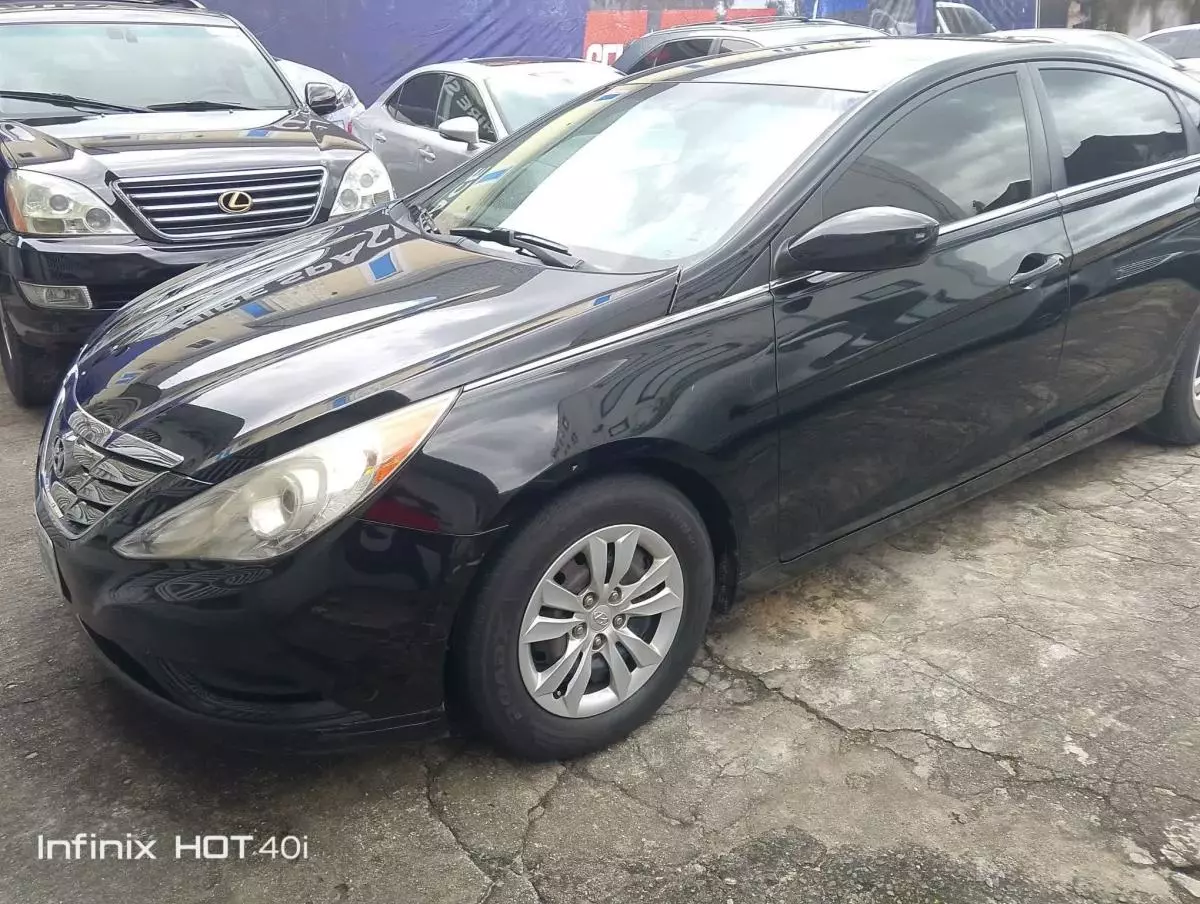 Hyundai Sonata   - 2011