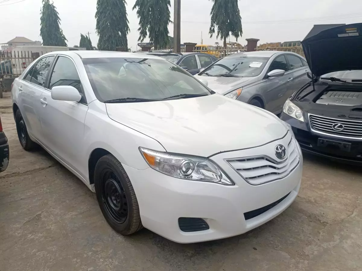 Toyota Camry   - 2011