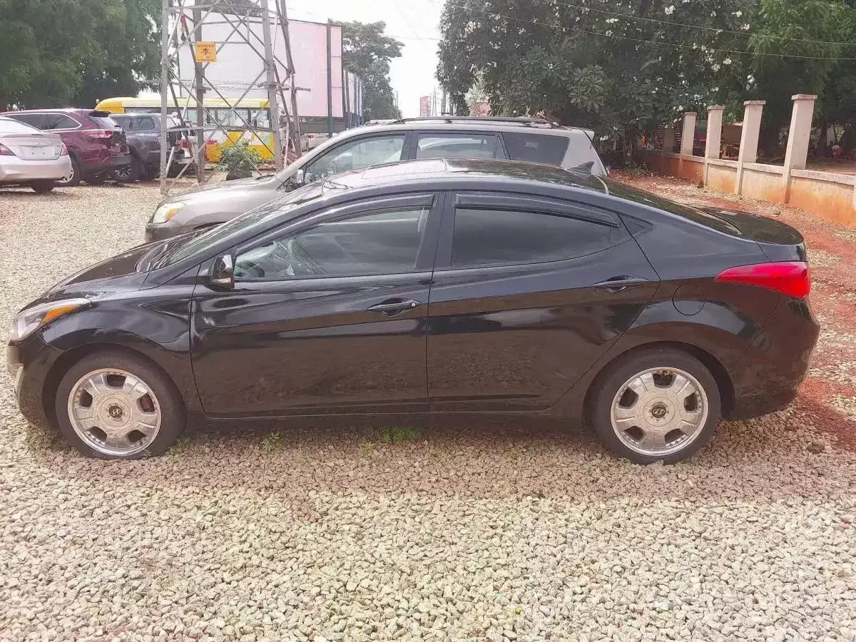 Hyundai Elantra   - 2012