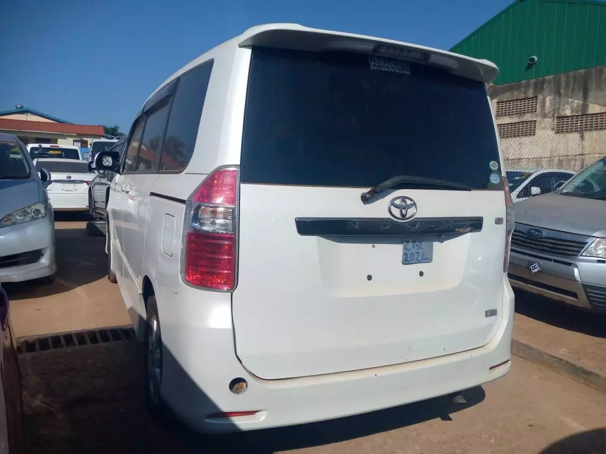 Toyota Noah - 2009