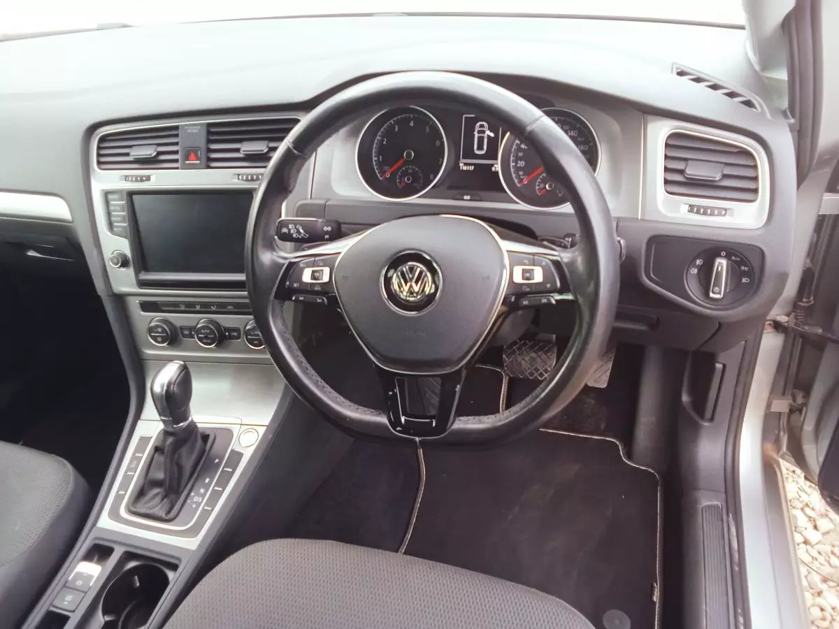 Volkswagen Golf   - 2017