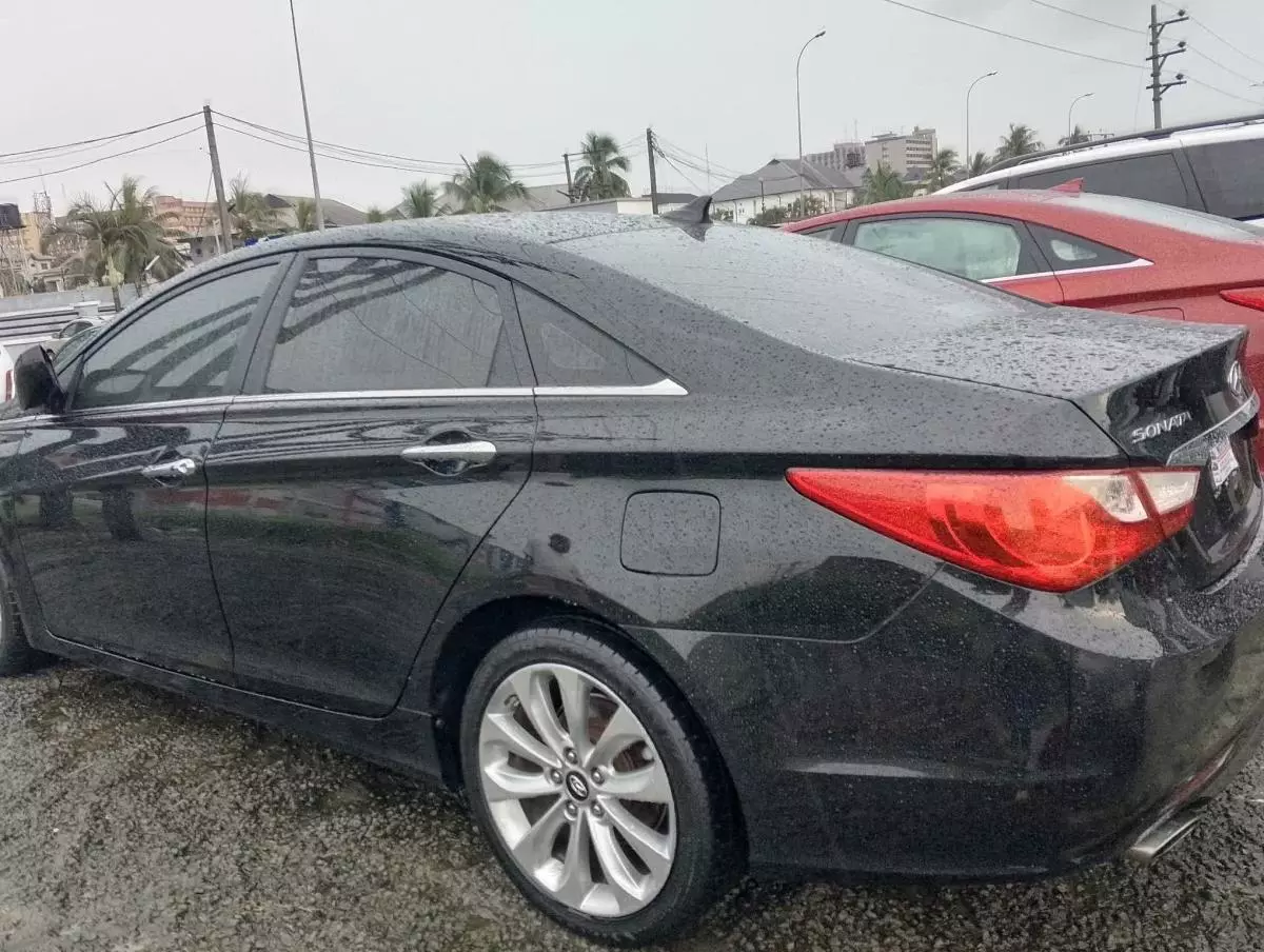 Hyundai Sonata   - 2011