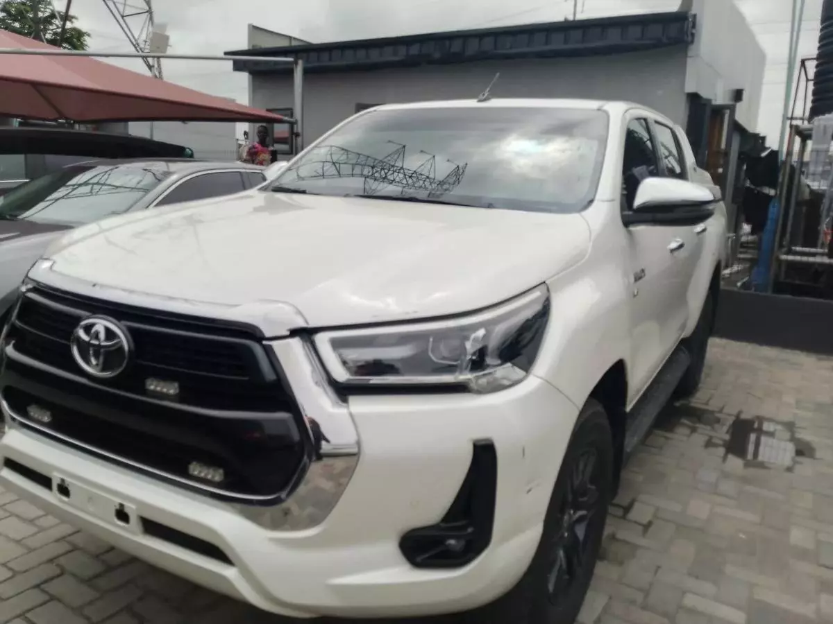 Toyota Hilux   - 2021