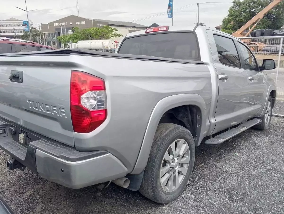 Toyota Tundra   - 2017