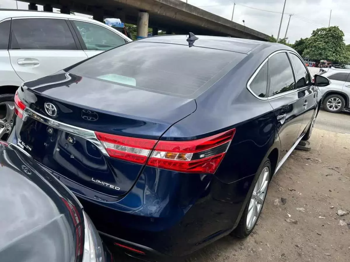 Toyota Avalon   - 2013