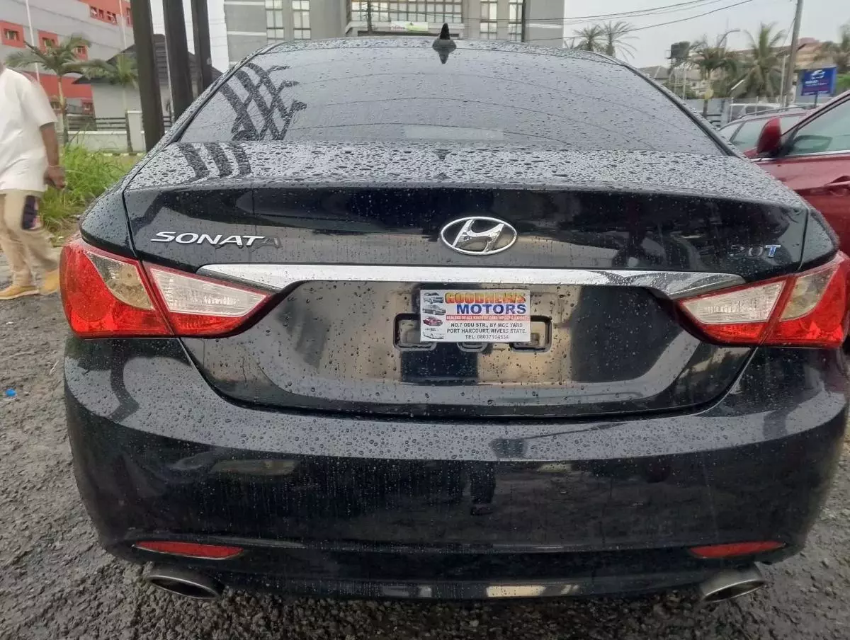 Hyundai Sonata   - 2011