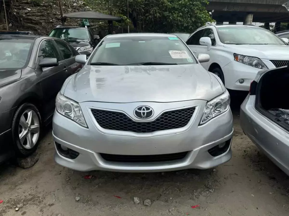 Toyota Camry   - 2011