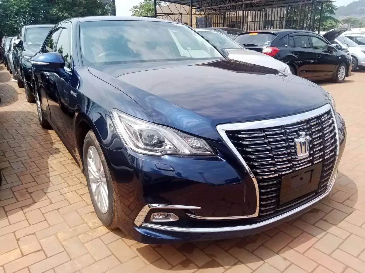 Toyota Crown Royal saloon Hybrid    - 2016