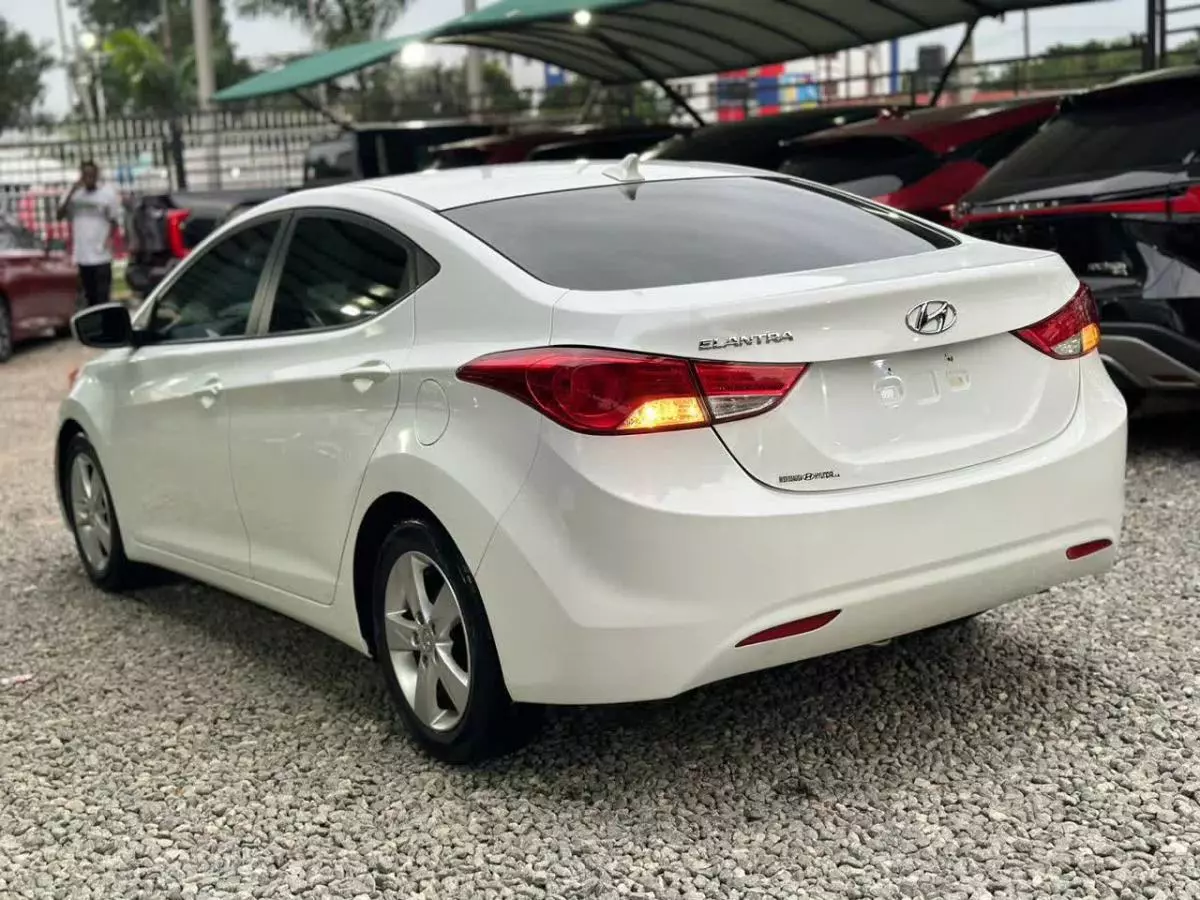 Hyundai Elantra   - 2015