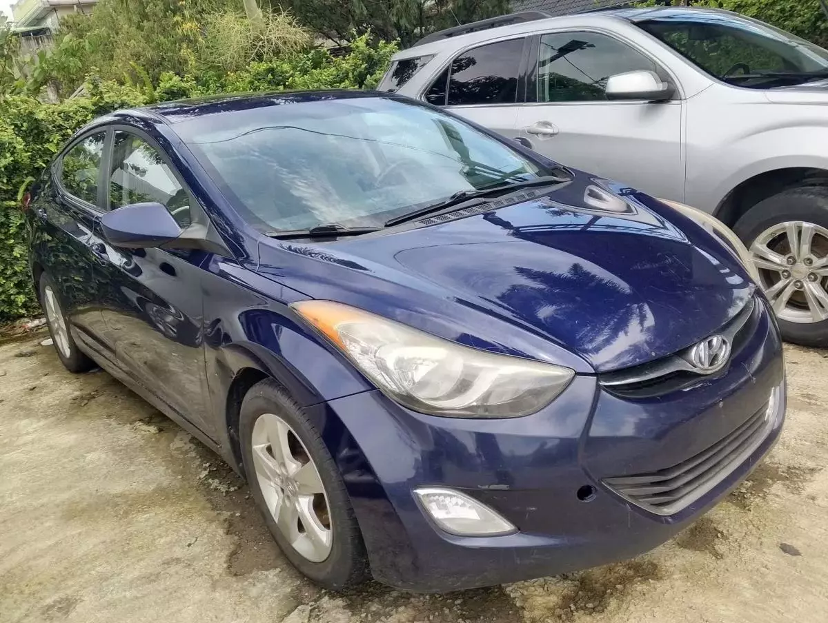 Hyundai Elantra   - 2012