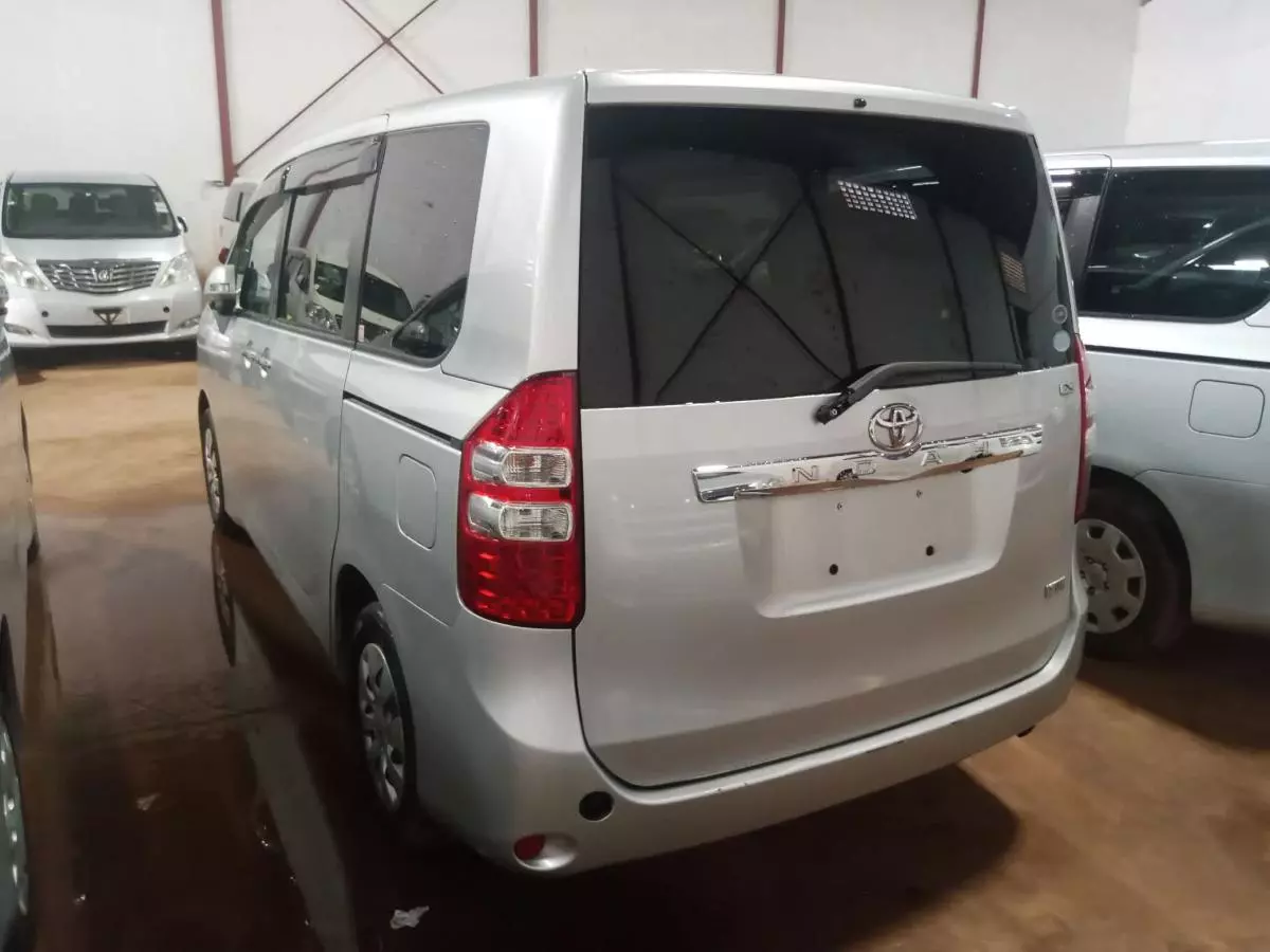 Toyota Noah   - 2009