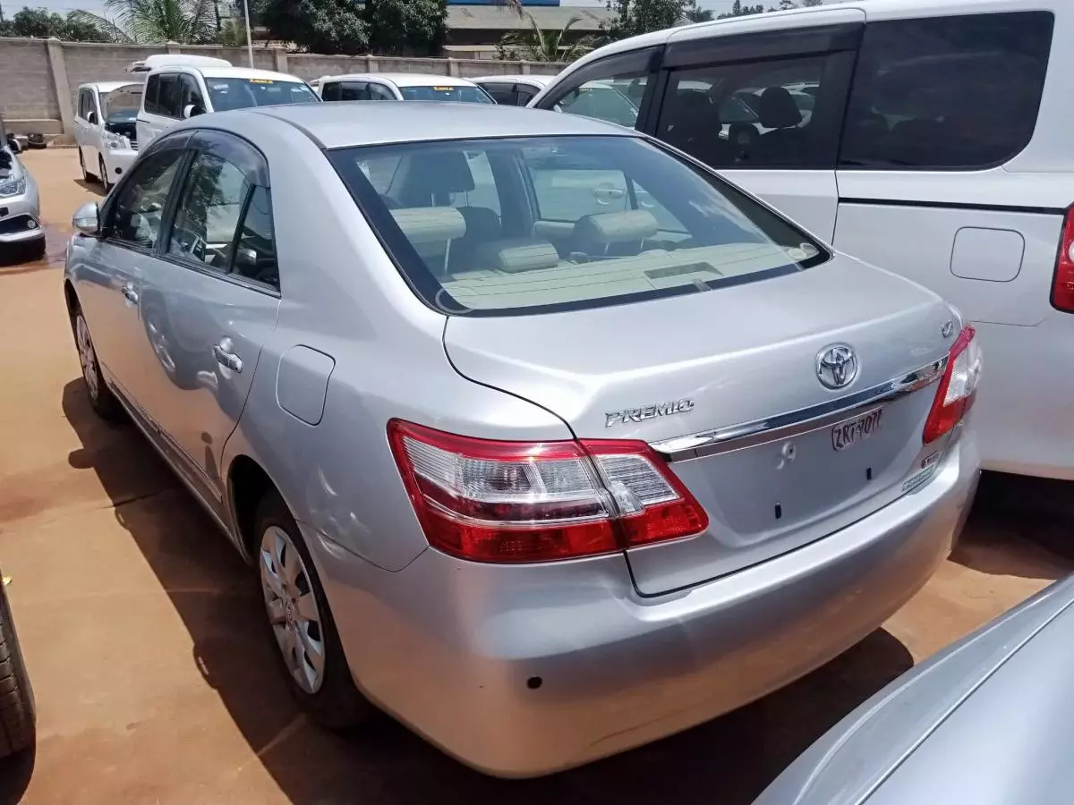 Toyota Premio    - 2012