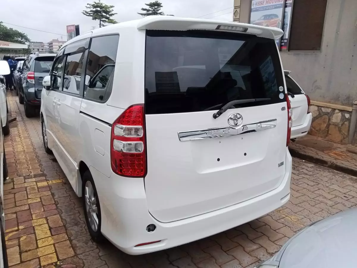 Toyota Noah   - 2012