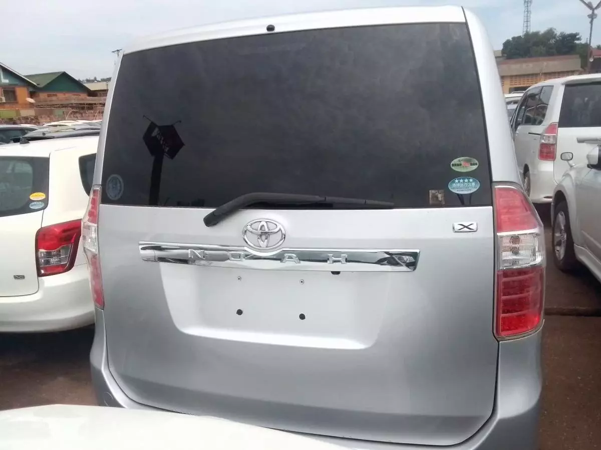 Toyota Noah   - 2010