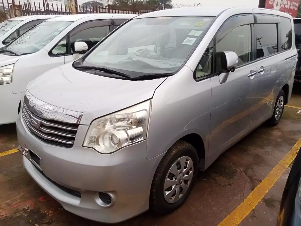 Toyota Noah   - 2011